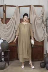 M COLLECTION | Váy Đầm Suông Nữ Trung Niên Tặng Mẹ Vải Tơ Cổ Vuông Đính Nút Tay Lỡ Xẻ Tà D13223LW01