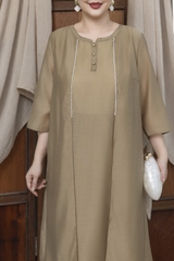 M COLLECTION | Váy Đầm Suông Nữ Trung Niên Tặng Mẹ Vải Tơ Cổ Vuông Đính Nút Tay Lỡ Xẻ Tà D13223LW01