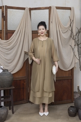 M COLLECTION | Váy Đầm Suông Nữ Trung Niên Tặng Mẹ Vải Tơ Cổ Vuông Đính Nút Tay Lỡ Xẻ Tà D13223LW01