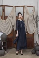 M COLLECTION | Váy Đầm Suông Nữ Trung Niên Tặng Mẹ Vải Tơ Cổ Vuông Đính Nút Tay Lỡ Xẻ Tà D13223LW01