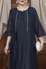 M COLLECTION | Váy Đầm Suông Nữ Trung Niên Tặng Mẹ Vải Tơ Cổ Vuông Đính Nút Tay Lỡ Xẻ Tà D13223LW01