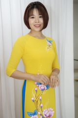Áo dài màu vàng vẽ tay cổ tròn vải Chifon