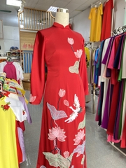 Ao dài màu đỏ vải Queen đắp sen thêu  1 chim hạc