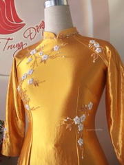 Áo dài mẹ chất vải lụa satin cao cấp thêu hoa thủ công màu vàng / Áo dài Trung Đồng