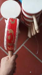 Trống cơm gỗ cầm tay biểu diễn, trống gỗ cầm tay