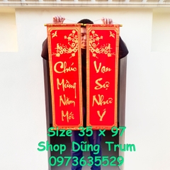 Cặp liễn đỏ, đôi câu đối đỏ chữ vàng trang trí Tết, kích thước số đẹp 35 x 97cm (Chúc Mừng Năm Mới - Vạn Sự Như Ý)