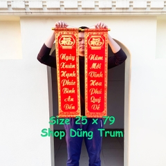 Cặp liễn đỏ kích thước 25cm x 79cm, câu đố trang trí Tết (Ngày Xuân Hạnh Phúc Bình An Đến - Năm Mới Vinh Hoa Phú Quý Về)