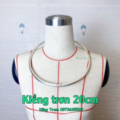 Kiềng bạc trơn chụp ảnh áo dài, vòng kiềng cổ dân tộc biểu diễn