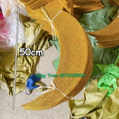 Đạo cụ Trăng vàng biểu diễn chất liệu gỗ phủ kim tuyến nhũ vàng