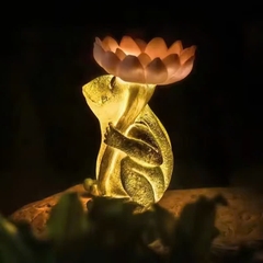 Đèn LED Mô Phỏng Con Ếch Frog Cầm Hoa Sen Phát sáng 3D Frog Fiberglass Light làm từ sợi thủy tinh nhựa Zalaa dành cho Dự án Vườn Ánh Sáng