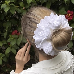 Scrunchies cột tóc phong cách Hàn Quốc