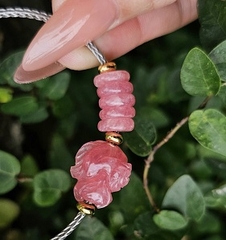 Vòng tay đá thạch anh hồng mặt Hồ ly đào hoa mix ngũ điếu