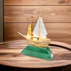 Tác phẩm Thuận buồm xuôi gió (KT 25 * 18 cm)