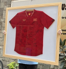 Khung Áo Đỏ Viền Gỗ