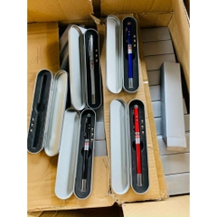 Bút chỉ bảng có đèn laze tặng 6 pin