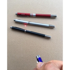 Bút chỉ bảng có đèn laze tặng 6 pin