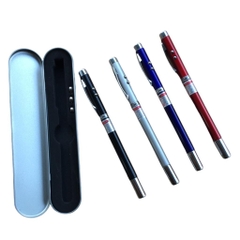 Bút chỉ bảng có đèn laze tặng 6 pin