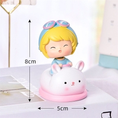 Bé Ngồi Thỏ Trắng