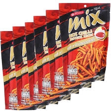 Bánh mix đỏ dạng que nhỏ hương cay nổi bật