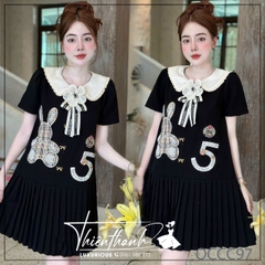 Đầm QCCC Burberry Suông Ngắn Chân Xếp Ly Thêu Gấu