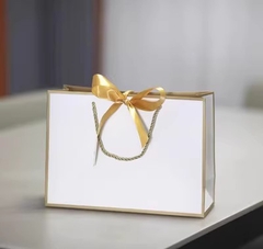 Túi giấy thắt nơ ở miệng túi có quai xách nhiều màu