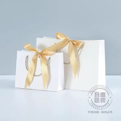 Túi giấy thắt nơ ở miệng túi có quai xách nhiều màu