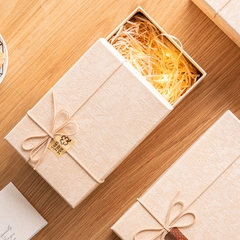 Hộp đựng quà tặng SAHA cao cấp có nơ màu vàng kem - HQ45