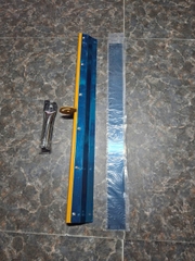 Bàn cào thép dài 56cm + 1 Lược răng cưa 3mm. Thi công sơn Epoxy, chống thấm polyurethane, vữa tự san phẳng