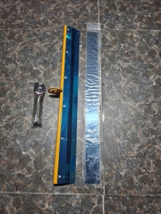 Bàn cào thép dài 56cm + 1 Lược răng cưa 2mm. Thi công sơn Epoxy, chống thấm polyurethane, vữa tự san phẳng