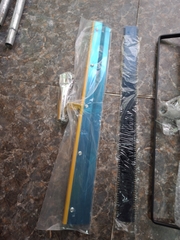 Bàn cào thép dài 56cm + 1 Lược răng cưa 5mm. Thi công sơn Epoxy, chống thấm polyurethane, vữa tự san phẳng