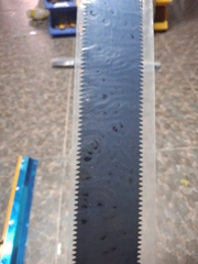 Lược cào sơn dài 56cm. Răng lược 0 đến 5mm. Lắp bàn cào thép dài 56cm. Thi công sơn Epoxy, chống thấm polyurethane, vữa tự san phẳng