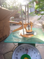 Kích chân gạch 550gam - Kich chân gạch 3 trụ