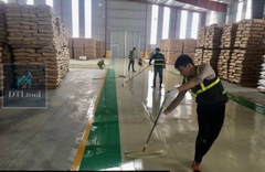 Bàn cào thép dài 56cm + 1 Lược răng cưa 3mm. Thi công sơn Epoxy, chống thấm polyurethane, vữa tự san phẳng