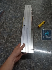 Bàn cào sơn tự san Polyurethane, bàn cào thi công vữa tự san phẳng. Bàn cào điều chỉnh răng lược 0mm đến 30mm, dài 61cm( Không bao gồm cán-gậy)