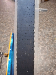 Lược cào sơn dài 56cm. Răng lược 0 đến 5mm. Lắp bàn cào thép dài 56cm. Thi công sơn Epoxy, chống thấm polyurethane, vữa tự san phẳng