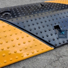 Gờ giảm tốc cao su 1000x150x30mm + Rãnh luồn dây gầm 20x20mm