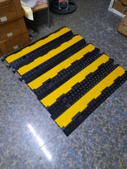 Gờ luồn ống, gờ cao su đi dây điện 2 Rãnh 30x30mm. Gờ KT 1000x250x40mm. Đi đường dây ở sự kiện, hội trường