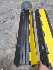Gờ luồn ống, gờ cao su đi dây điện 2 Rãnh 30x30mm. Gờ KT 1000x250x40mm. Đi đường dây ở sự kiện, hội trường