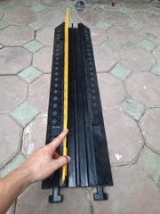 Gờ luồn ống, gờ cao su đi dây điện 2 Rãnh 30x30mm. Gờ KT 1000x250x40mm. Đi đường dây ở sự kiện, hội trường