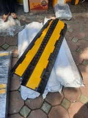 Gờ luồn ống, gờ cao su đi dây điện 2 Rãnh 30x30mm. Gờ KT 1000x250x40mm. Đi đường dây ở sự kiện, hội trường