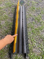 Gờ luồn ống, gờ cao su đi dây điện 2 Rãnh 30x30mm. Gờ KT 1000x250x40mm. Đi đường dây ở sự kiện, hội trường