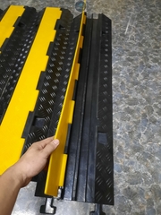 Gờ luồn ống, gờ cao su đi dây điện 2 Rãnh 30x30mm. Gờ KT 1000x250x40mm. Đi đường dây ở sự kiện, hội trường