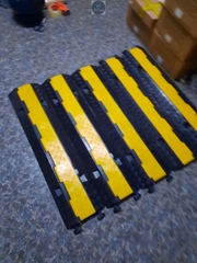 Gờ luồn ống, gờ cao su đi dây điện 2 Rãnh 30x30mm. Gờ KT 1000x250x40mm. Đi đường dây ở sự kiện, hội trường