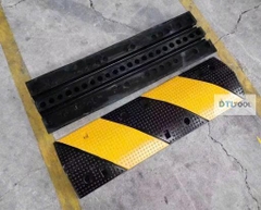 Gờ Giảm Tốc Cao Su 1000x300x50mm SDTL | 2 Rãnh Luồn Dây Gầm 20x20mm