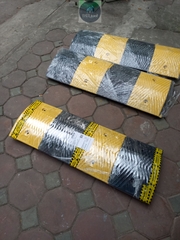 Gờ giảm tốc cao su 1000x350x50mm (DxRxC). Model ADTL