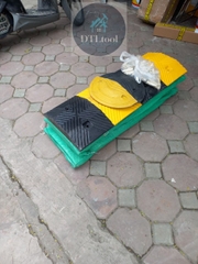 Gờ giảm tốc cao su 1000x350x50mm (DxRxC). Model SDTL