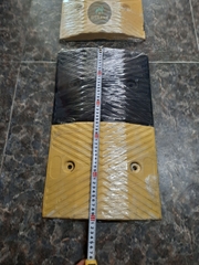 Gờ giảm tốc cao su 500x300x40mm (DxRxC) - Model ADTL