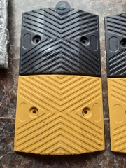 Gờ giảm tốc cao su 500x300x40mm (DxRxC) - Model ADTL