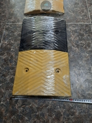 Gờ giảm tốc cao su 500x300x40mm (DxRxC) - Model ADTL