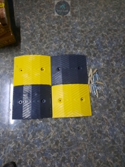 Gờ giảm tốc cao su 500x300x40mm (DxRxC) - Model ADTL